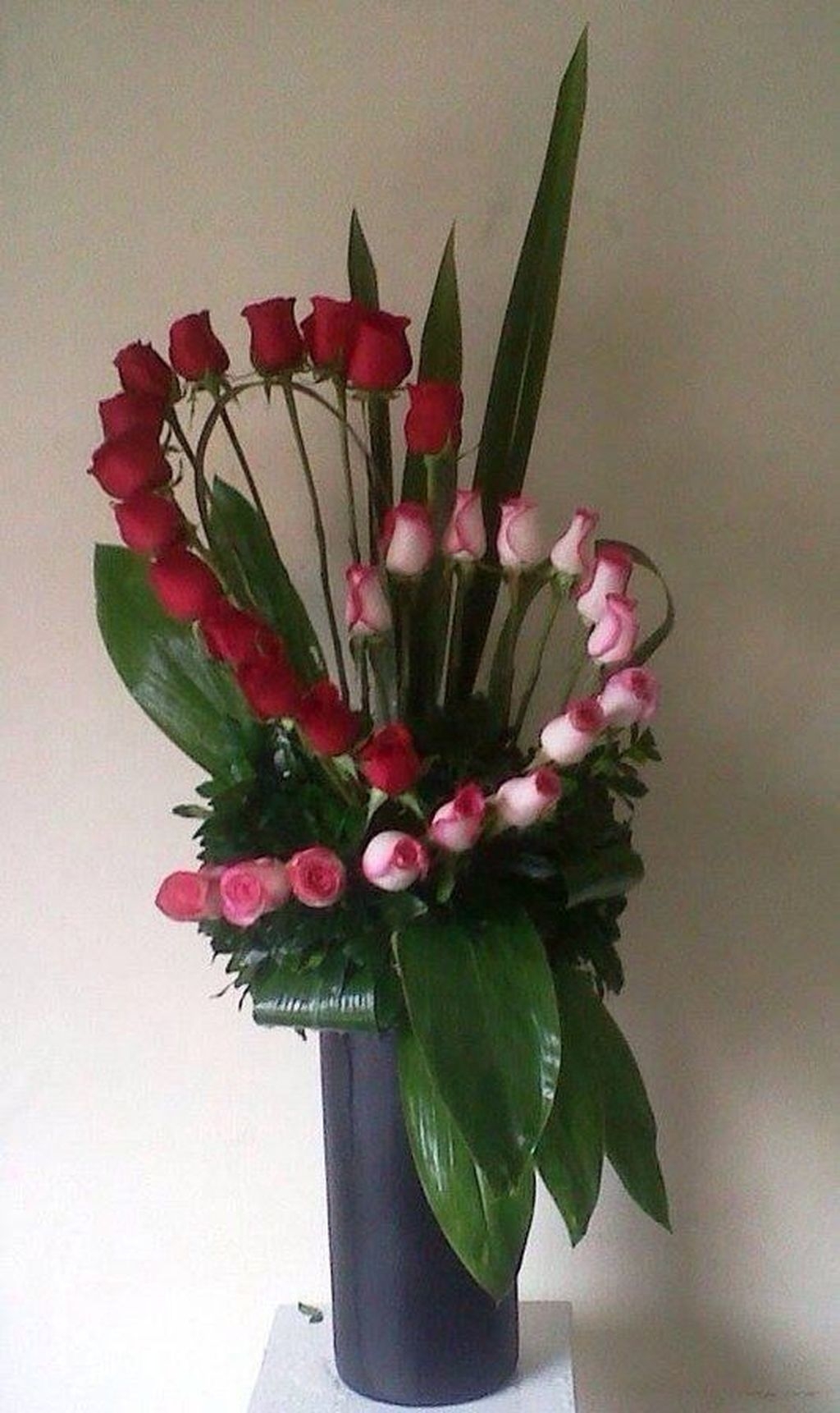 Lovely Rose Arrangement Ideas For Valentines Day 01 
