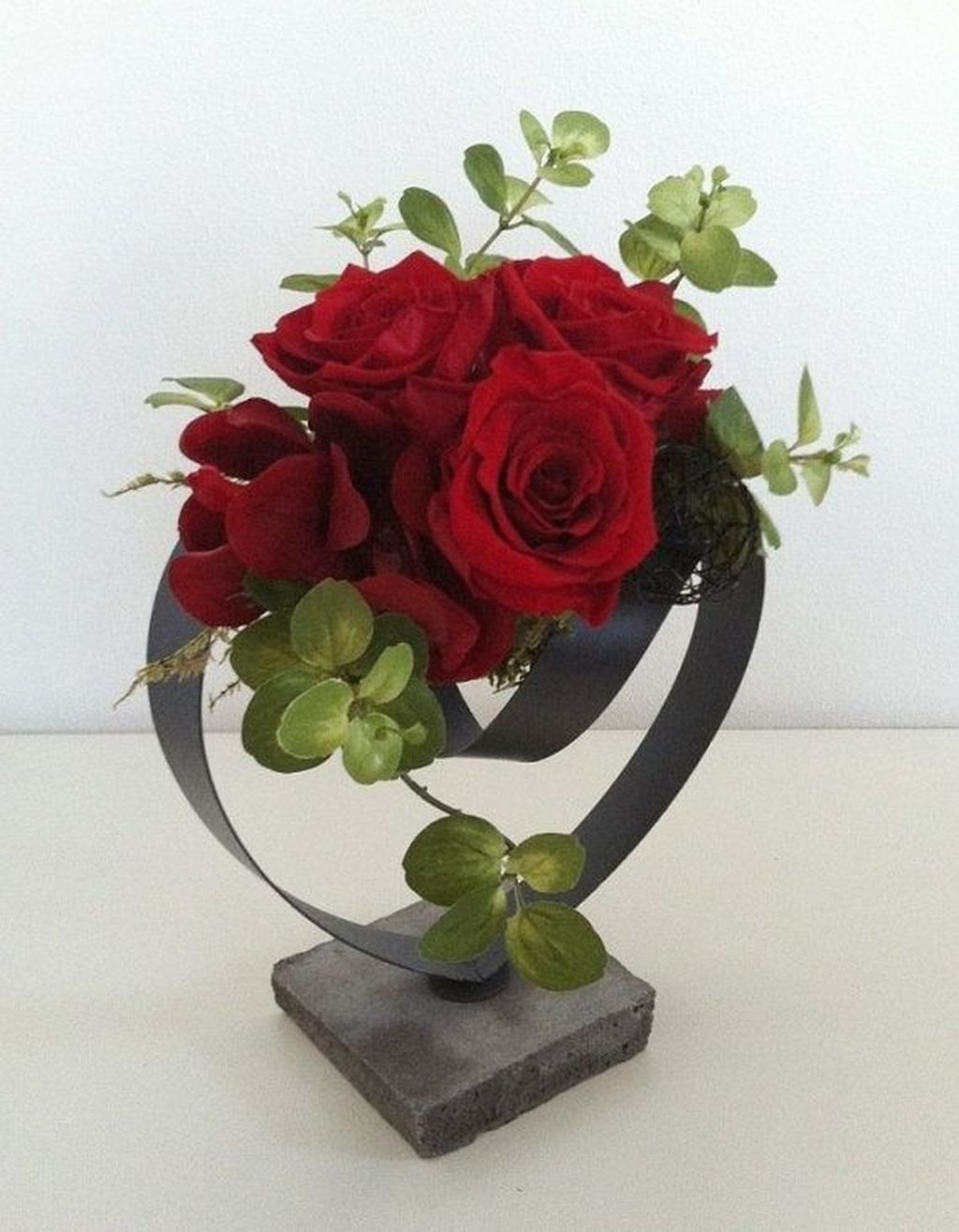 Lovely Rose Arrangement Ideas For Valentines Day 14 Pimphomee 9065