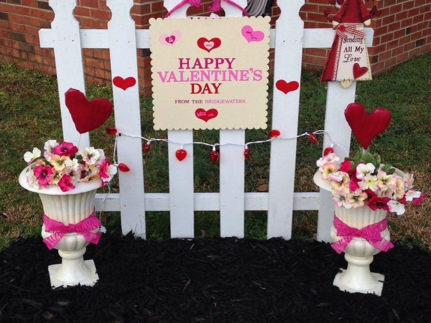 46 Awesome Valentine Outdoor Decorations - PIMPHOMEE