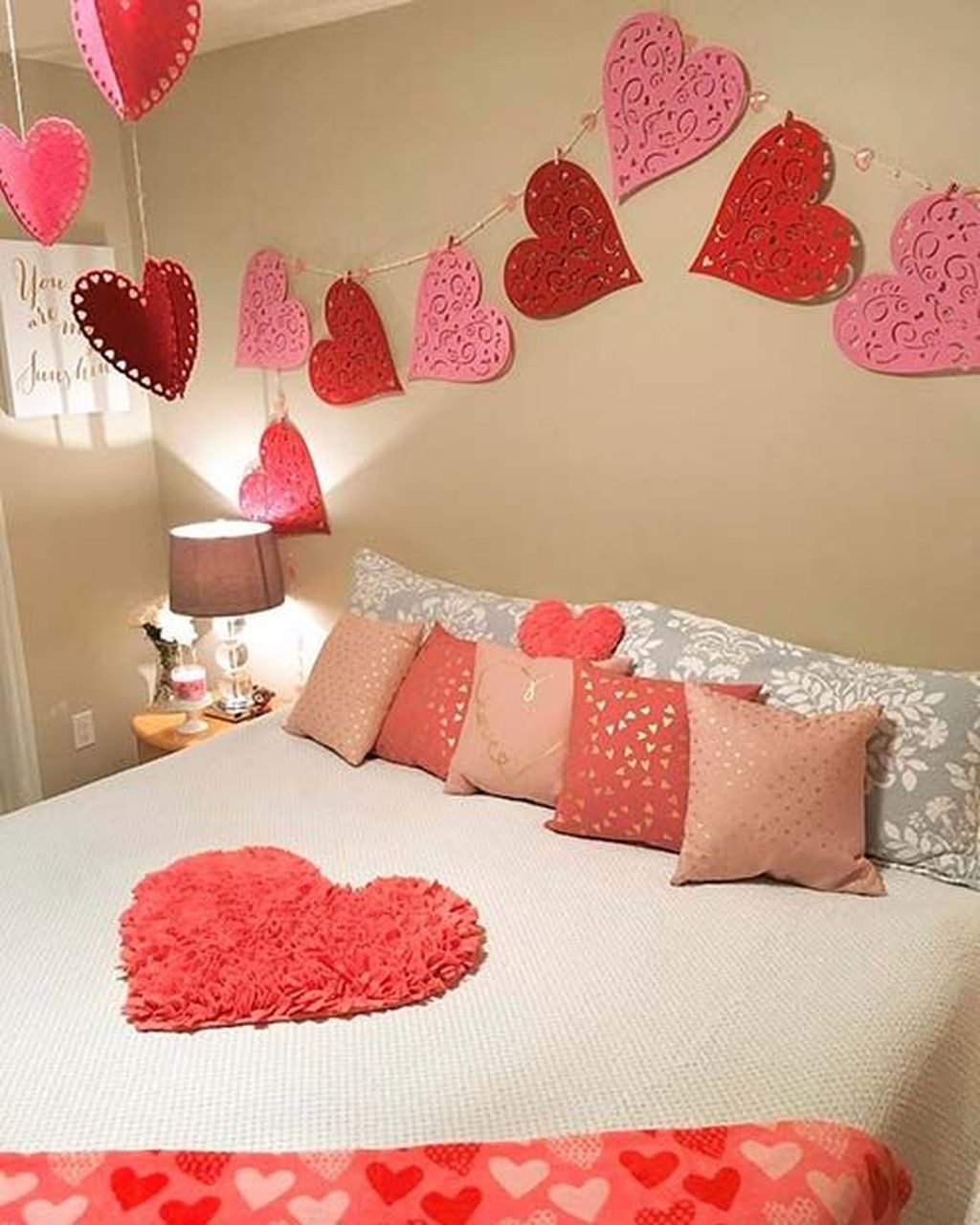 Cute And Romantic Valentine Bedroom Decor Ideas 27 - PIMPHOMEE