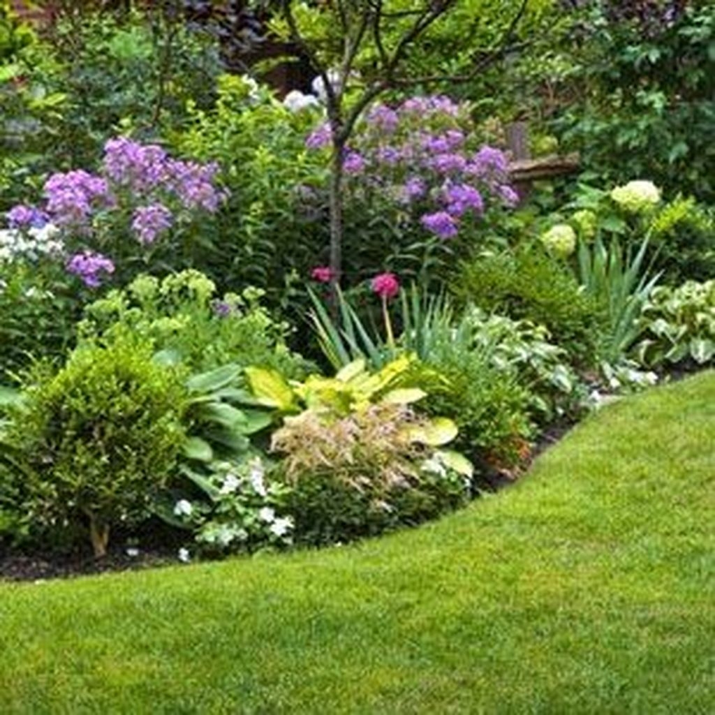 Beautiful Flower Garden Design Ideas 31 - PIMPHOMEE