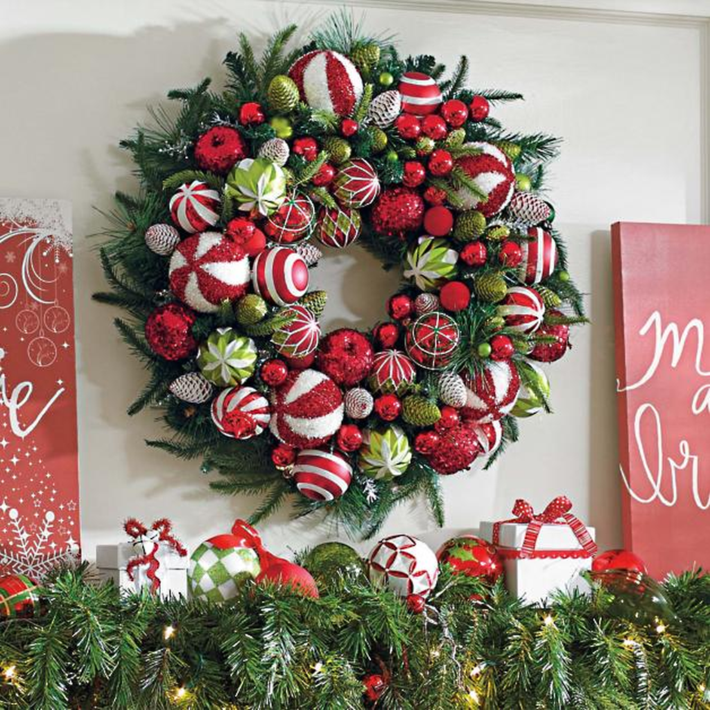 44 Beautiful Christmas Wreaths Decor Ideas You Should Copy Now - PIMPHOMEE