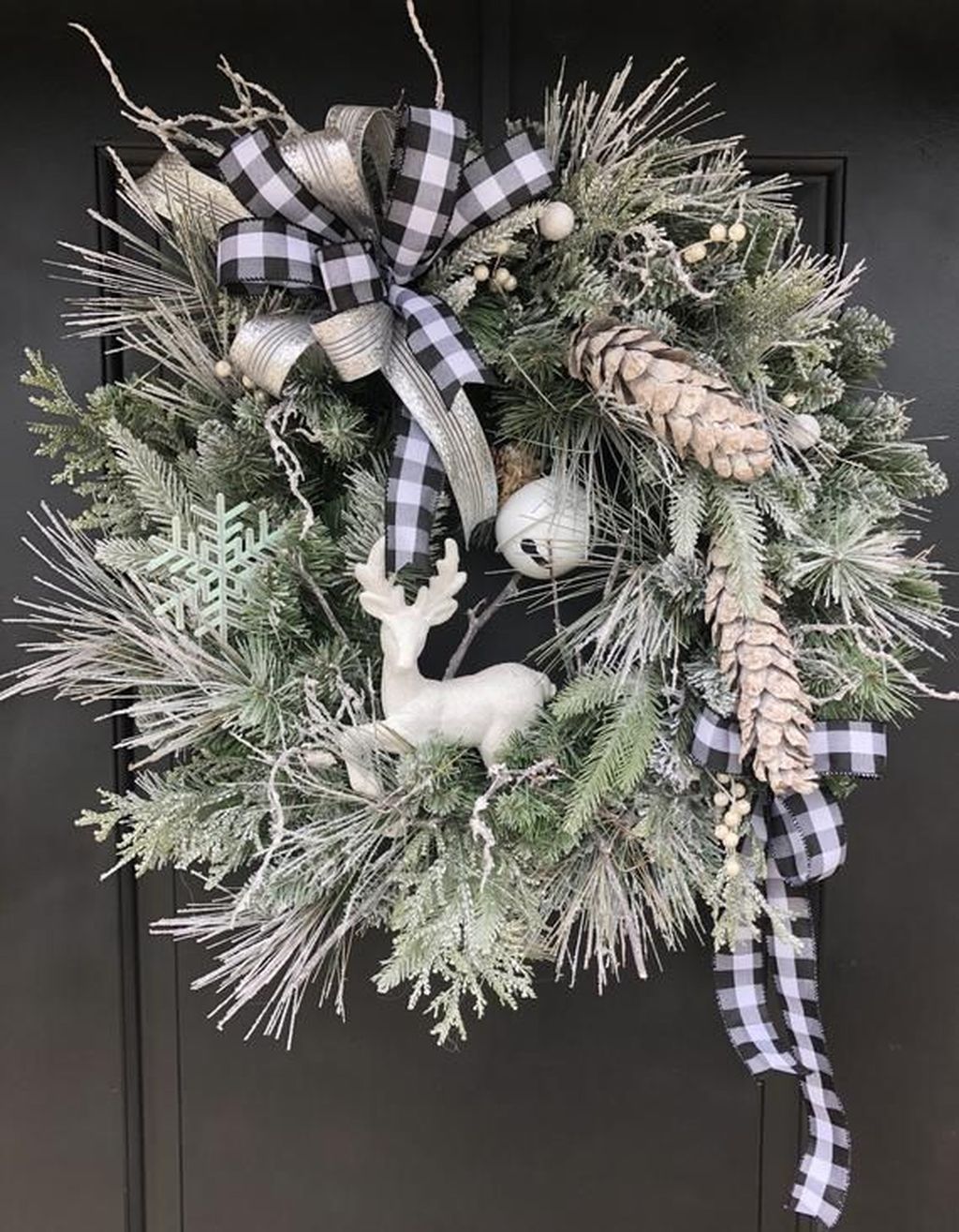 44 Beautiful Winter Wreaths Design Ideas - PIMPHOMEE