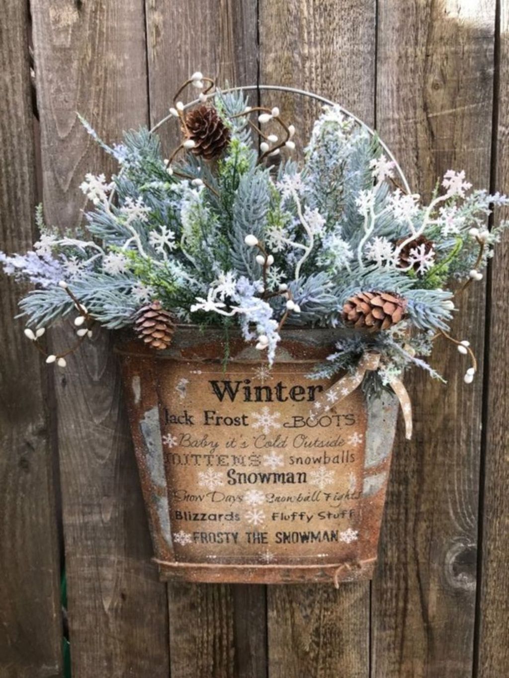 Beautiful Winter Wreaths Design Ideas 39 - PIMPHOMEE