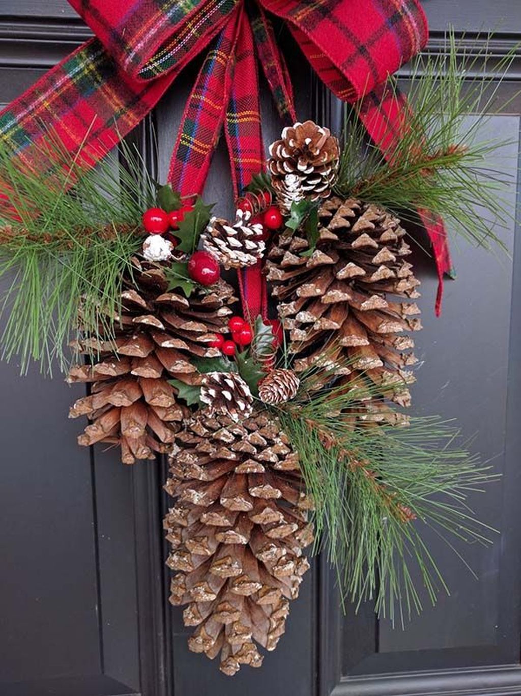 48 Fabulous Christmas Pine Cone Decorations - PIMPHOMEE