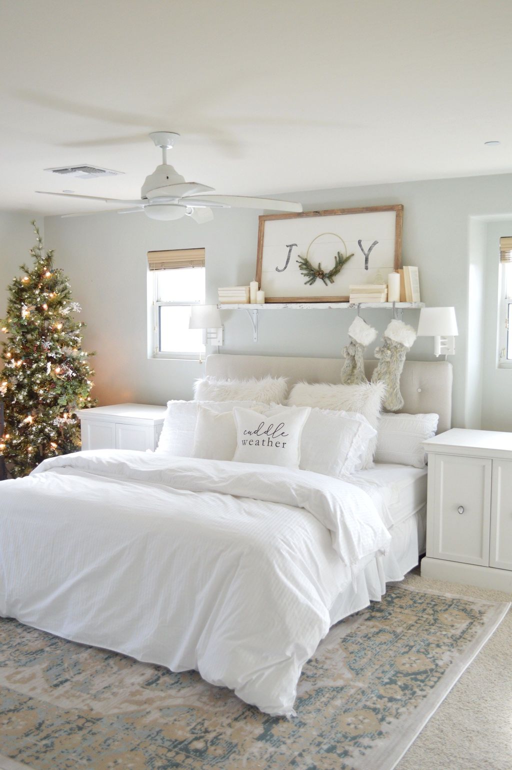 44 Gorgeous White Christmas Bedroom Decorating Ideas - PIMPHOMEE