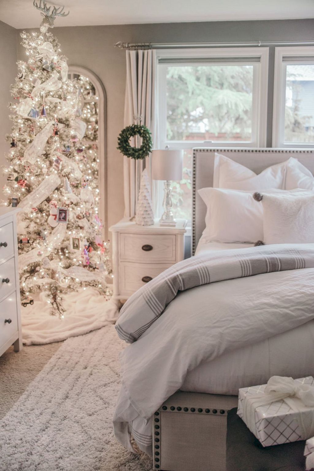 30+ Decorate Bedroom For Christmas - DECOOMO