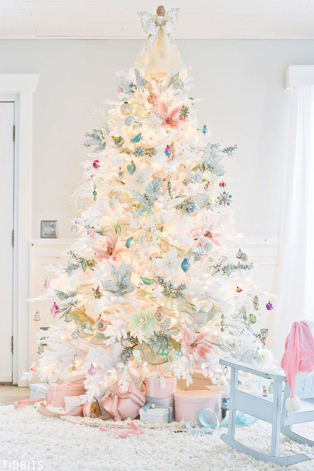 Stunning White Christmas Tree Ideas To Decorate Your Interior 18