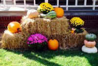 Fall Yard Decorations With Hay Bales