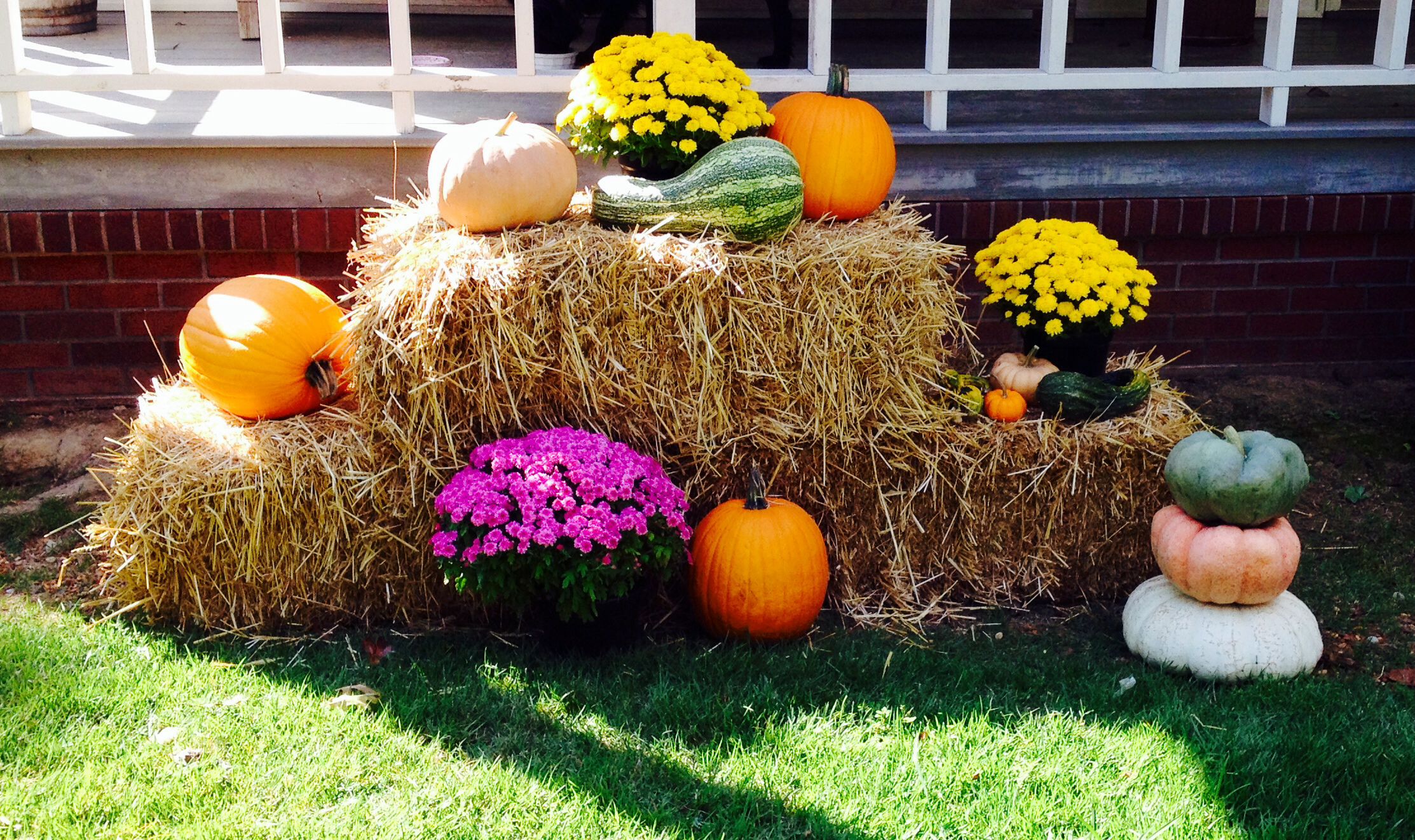 20+ Fall Yard Decorations With Hay Bales PIMPHOMEE